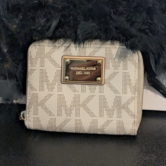 Michael Kors Handbags - Michael Kors NWOT Signature Jet Set Leather Zip Around Multi Functional Wallet